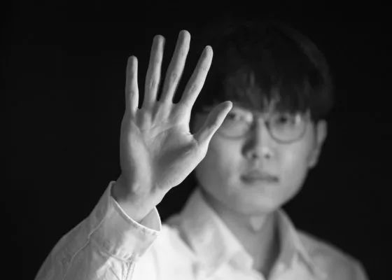 老金和小文与绑匪斗智斗勇，让绑匪从暴力不沟通，转变为谈判沟通，凭借翻译的职业优势带领大家打通了回家之路